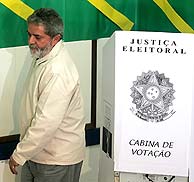 El presidente brasileo Lula da Silva, tras votar en el referndum. (Foto: EFE).