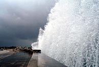 Una gran ola azota sobre el Malecn de La Habana. (Foto: AFP)