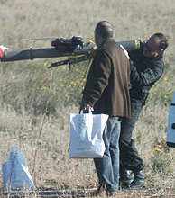 Agentes se llevan uno de los lanzagranadas de ETA. (Foto: EFE)