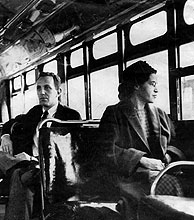 Rosa Lee Parks, en el autobús donde empezó a cambiar la historia. (Foto: AP)