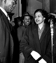 Parks llega a la Corte de Alabama con E.D. Nixon, el entonces presidente de la NAACP en el estado. (Foto: AP)