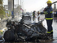 Un bombero extingue el fuego de un coche bomba en Bagdad. (Foto: REUTERS)