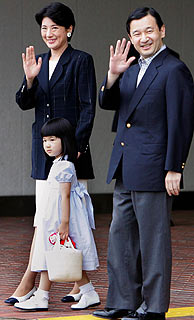 Aiko, con sus padres, los prncipes de Japn, el pasado mes de agosto. (Foto: AFP)