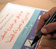 Un iraqu vota en el referndum del da 15. (Foto: EFE)