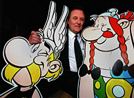 Albert Uderzo junto a sus dos personajes, Asterix y obelix (Foto: EPA)