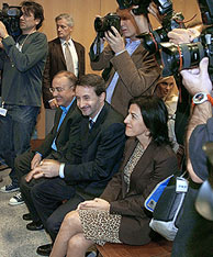 Imaz (centro), flanqueado por Bilbao y Madrazo en la sala del TSJPV. (Foto: EFE)