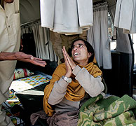 Un mujer paquistaní tras ser evacuada de Muzaffarabad. (Foto: AP)