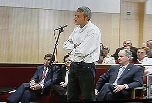 Imagen de la televisin del juicio contra Juan Mara Atutxa, sentado a la derecha mientras declara Anton Morcillo. Sentados, Knrr y Bilbao. (Foto: EFE).
