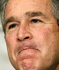 George W. Bush escucha la pregunta de un periodista sobre el 'caso Plame' en el Despacho Oval. (Foto: AP)