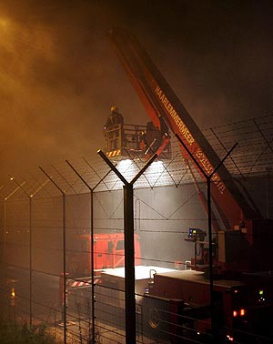 Bomberos trabajan en la extincin del incendio. (AFP)