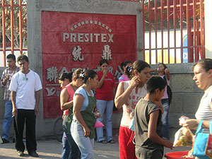 Un grupo de maquiladoras saliendo de la fbrica. (Foto: M. Arroyo)