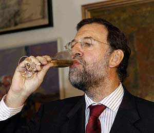 Rajoy brinda con cava cataln. (Foto: Christian Funicelli)
