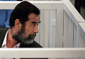 Sadam Husein, ante el tribunal que le juzga. (Foto: EFE)