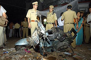 Dos policas indios observan los efectos de la explosin en Sarojini Nagar. (Foto: REUTERS)