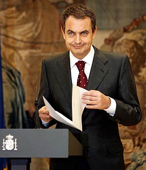 Zapatero, momentos antes de leer la declaracin institucional. (Foto: AFP)