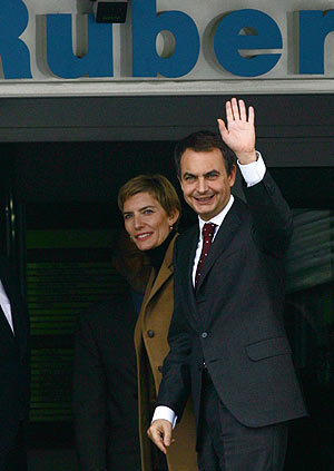 Zapatero, junto a su esposa, a las puerta de la Ruber. (Foto: AFP)