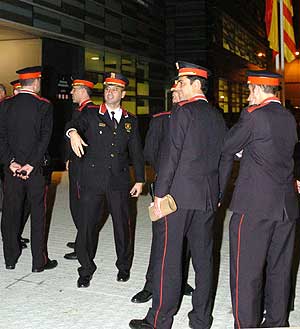 Varios mossos, en la puerta de la nueva comisara de la Travesera de las Corts. (Foto: EFE)