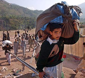 Un paquistan traslada comida en Haytan Balla. (Foto: AP)