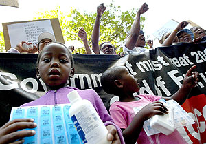 Un grupo de africanos protesta por la falta de medicamentos en Ciudad del Cabo. (Foto: EFE)