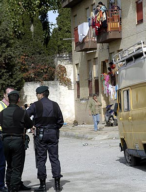 La polica vigila las casas ocupadas. (Foto:Paco Ayala)
