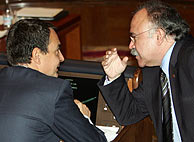 Carod charla con Zapatero en el silln de este ltimo. (Foto: EFE)