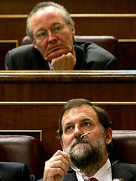 Mariano Rajoy y Josep Piqué, en el Congreso. (Foto: AFP)