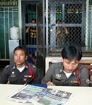 Dos agentes vigilan una prisin en agosto de 2003 en Tailandia. (Foto: AFP)