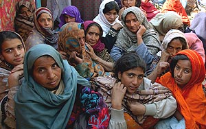 Mujeres paquistanes esperan para recibir ayuda humanitaria. (Foto: AP)
