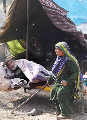 Una pareja de cachemires en la localidad paquistan de Bagh. (Foto: EFE)