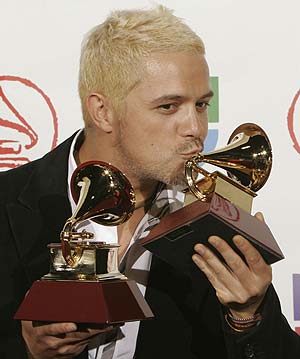 Alejandro Sanz, con sus dos premios Grammy Latinos. (Foto: AFP)