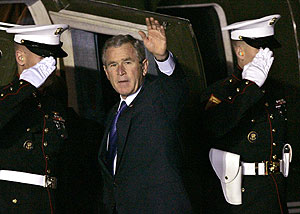 Bush, al llegar a Argentina para asistir a la IV Cumbre de las Amricas. (Foto: AP)