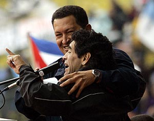 Maradona y Chvez en una protesta contra Bush. (Foto: EFE)
