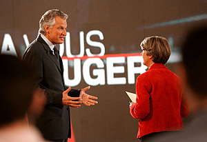 La directora de informacin de France 2, Arlette Chabot, con Dominique de Villepin. (Foto: AFP)