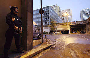 Un polica vigila a las afueras de Pars antes de caer la noche. (Foto: AFP).