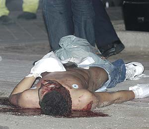 El joven fallecido yace muerto en el parque de la calle Misterios. (Foto: Paco Toledo)