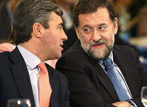 Rajoy conversa con Acebes en la clausura del encuentro. (Foto: EFE)