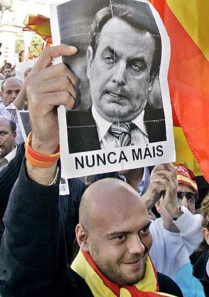 Un manifestante sostiene una pancarta contra Zapatero. (Foto: AP)