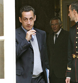 Sarkozy sale de la reunin; detrs, el primer ministro, Villepin. (Foto: AP)