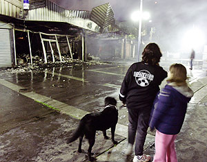 Vecinos de Evreux contemplan los destrozos en un centro comercial. (Foto: AP)