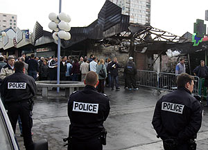 Varios policas frente a un centro comercial destrozado en Evreux, al oeste del pas. (Foto: AP)
