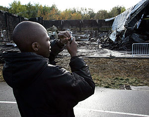 Un joven fotografa los restos de un gimnasio en Clichy-sous-Bois. (Foto: AFP)