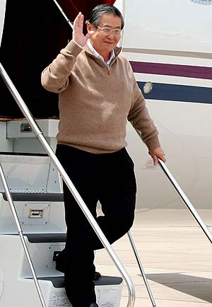 Fujimori, a su llegada al aeropuerto chileno. (Foto: REUTERS)