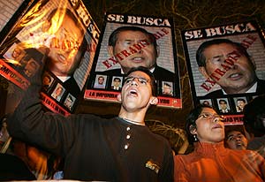 Manifestantes protestan frente a la residencia del embajador chileno en Lima. (Foto: AP)