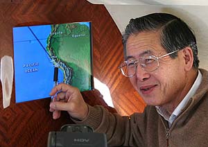 Fujimori señala el itinerario durante el vuelo a Santiago. (Foto: EFE)