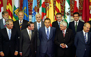Zapatero y nueve de los lderes autonmicos, durante la Conferencia de Presidentes que tuvo lugar en septiembre. (Foto: REUTERS)