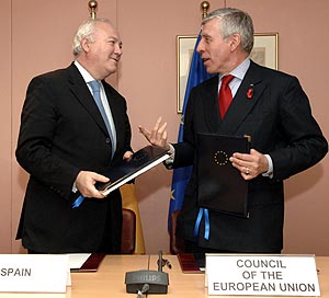 Moratinos junto a su homlogo britnico, Jack Straw. (Foto: EFE)