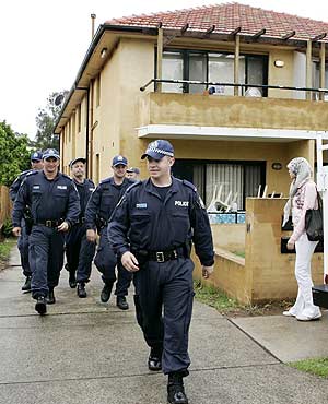Varios policas pasan junto a un bloque de pisos que registraron en Sydney. (Foto: AP)