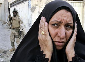 Una mujer iraqu, se tapa los oidos durante los bombardeos sobre Faluya. (Foto: AP)