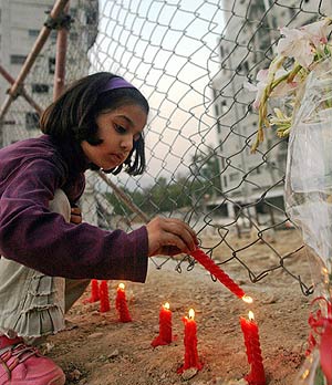 Una nia enciende una vela por las vctimas del sesmo. (Foto: REUTERS)