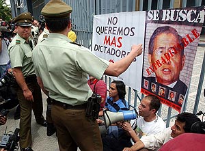 Un grupo de manifestantes, frente al lugar donde se encuentra detenido Fujimori. (Foto: EFE)